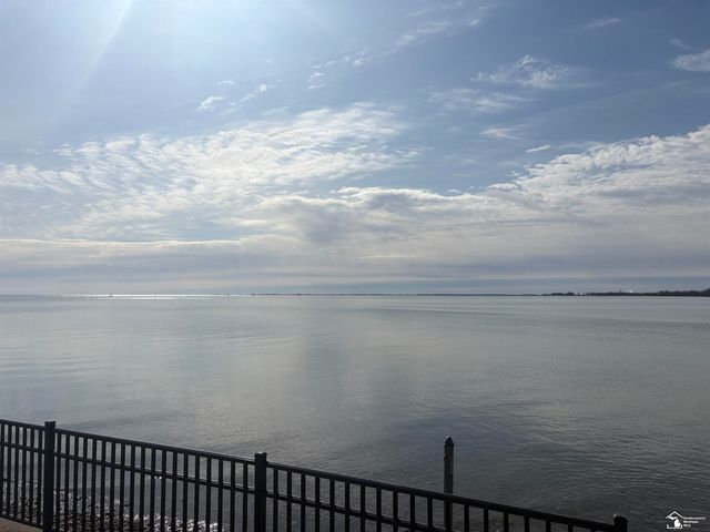 4341 S 8th Street, Luna Pier, MI 48157