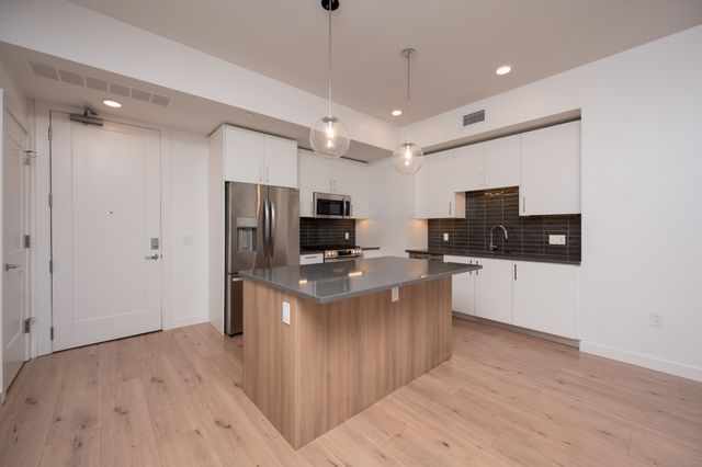 1212 Demonbreun St Apt 1710, Nashville, TN 37203