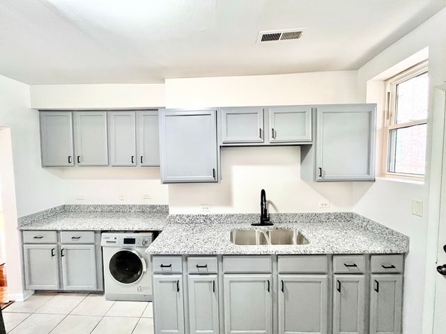 3918 W Augusta Boulevard 1, Chicago, IL 60651