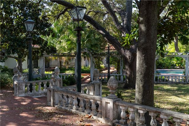 1717 Ocean Dr, Corpus Christi, TX 78404