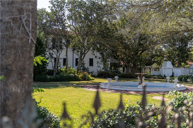 1717 Ocean Dr, Corpus Christi, TX 78404