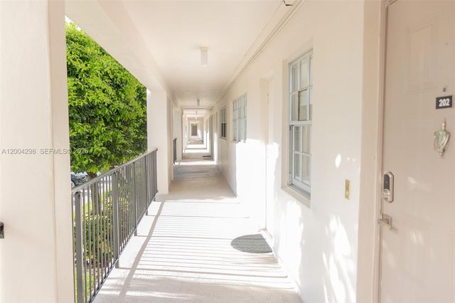 3250 N Palm Aire Dr 202, Pompano Beach, FL 33069