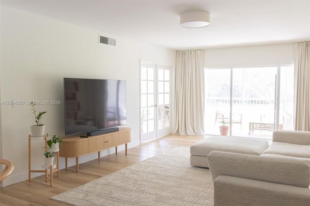 3250 N Palm Aire Dr 202, Pompano Beach, FL 33069