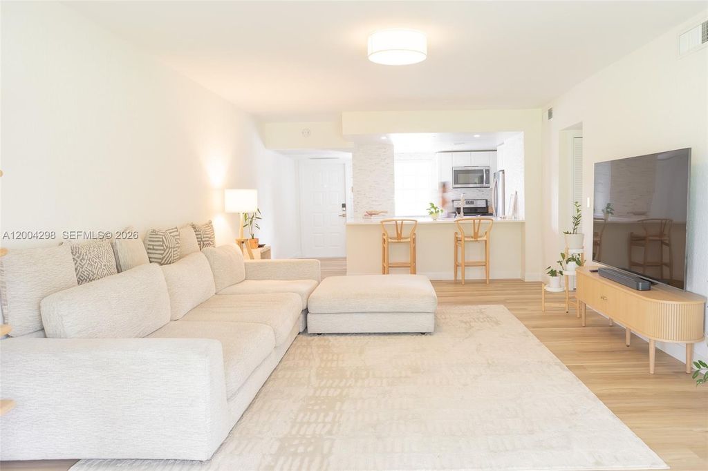 3250 N Palm Aire Dr 202, Pompano Beach, FL 33069