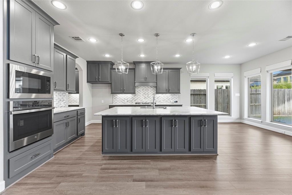 Image 2 of property listing at 9511 Shaded Tree Drive, Missouri City, TX 77459
