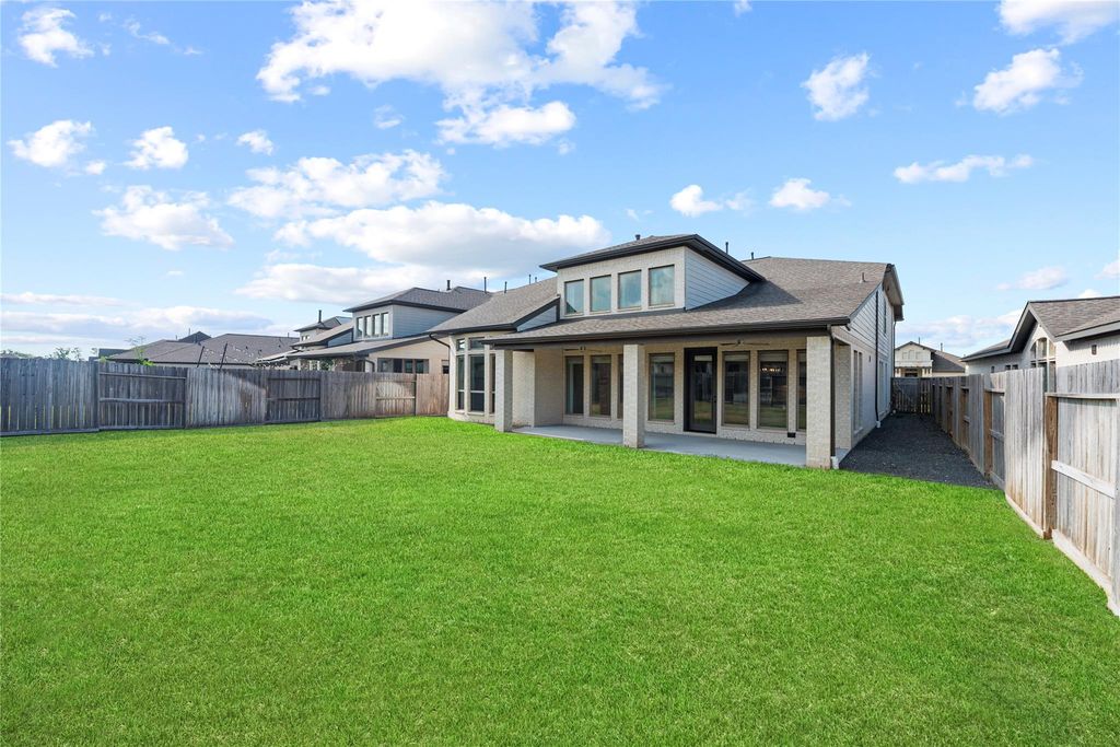 Image 4 of property listing at 9511 Shaded Tree Drive, Missouri City, TX 77459