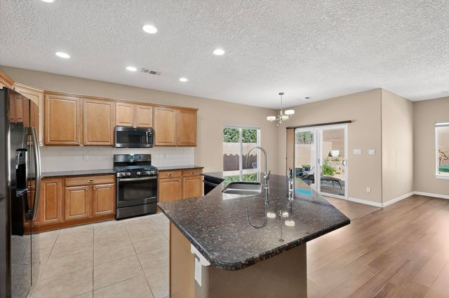 425 Paseo Vista Loop NE, Rio Rancho, NM 87124