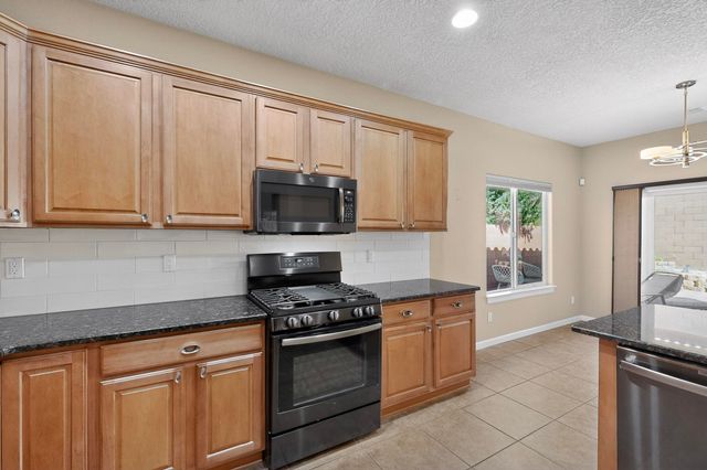 425 Paseo Vista Loop NE, Rio Rancho, NM 87124