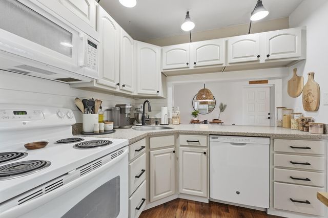 1109 Green Pine Boulevard G1, West Palm Beach, FL 33409