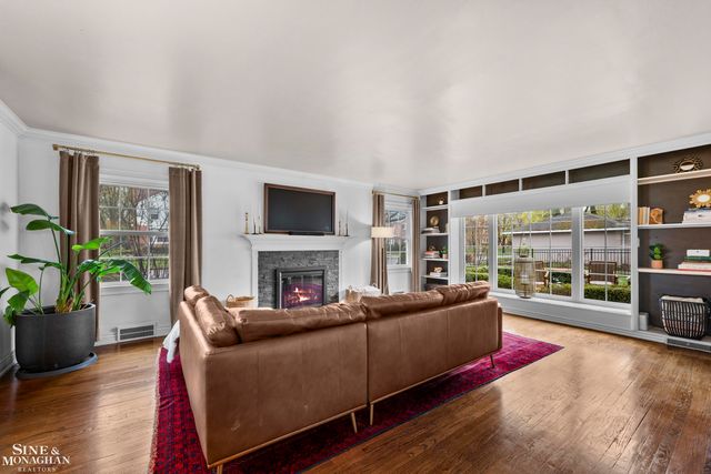 1101 Grayton Street, Grosse Pointe Park, MI 48230