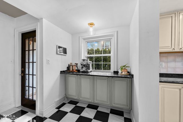 1101 Grayton Street, Grosse Pointe Park, MI 48230