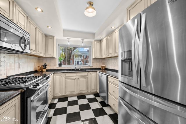 1101 Grayton Street, Grosse Pointe Park, MI 48230