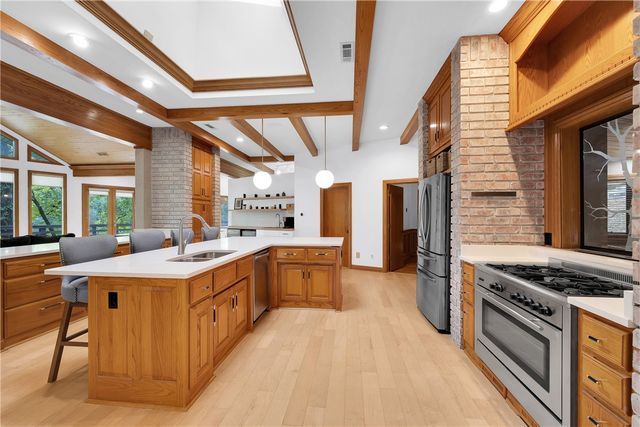 10 Spring Valley Road, Bentonville, AR 72712