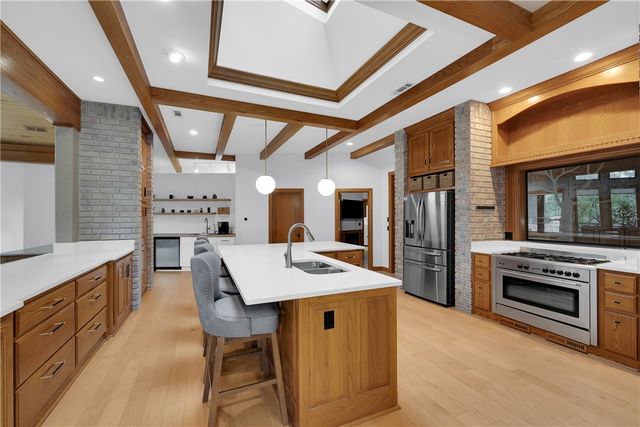 10 Spring Valley Road, Bentonville, AR 72712