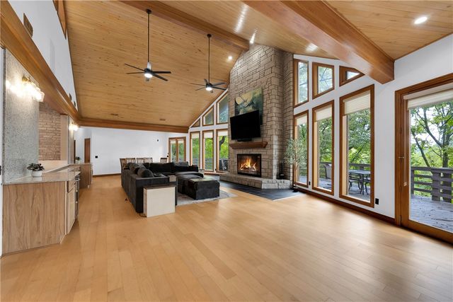 10 Spring Valley Road, Bentonville, AR 72712