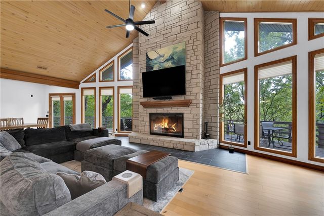 10 Spring Valley Road, Bentonville, AR 72712