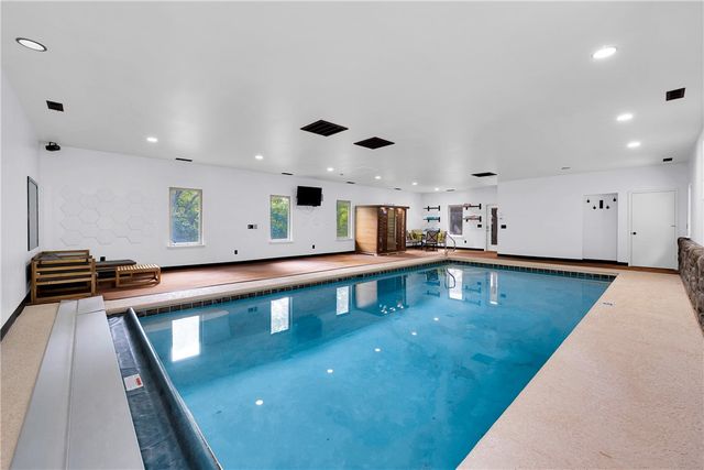 10 Spring Valley Road, Bentonville, AR 72712