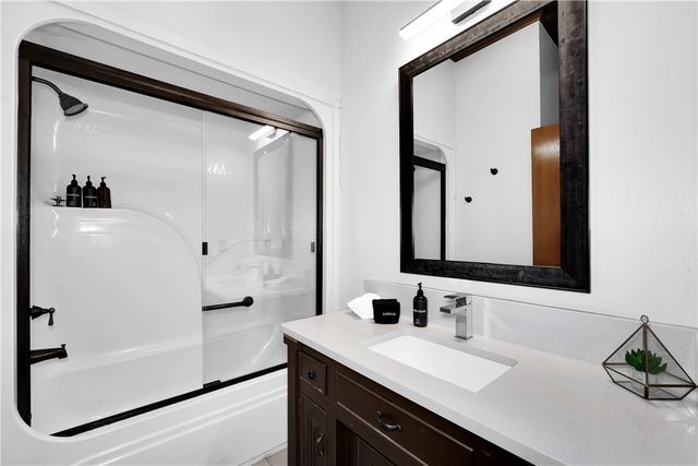 10 Spring Valley Road, Bentonville, AR 72712