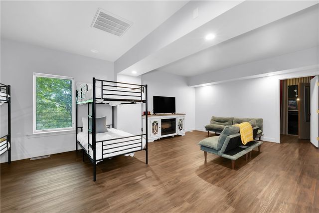 10 Spring Valley Road, Bentonville, AR 72712