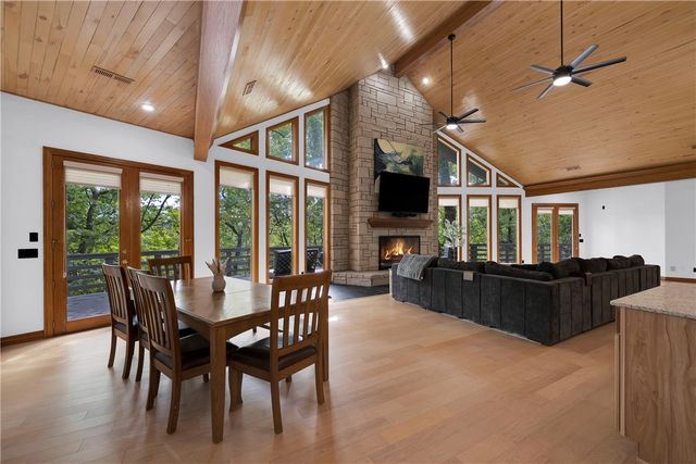 10 Spring Valley Road, Bentonville, AR 72712