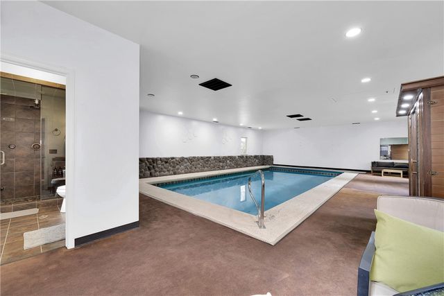 10 Spring Valley Road, Bentonville, AR 72712