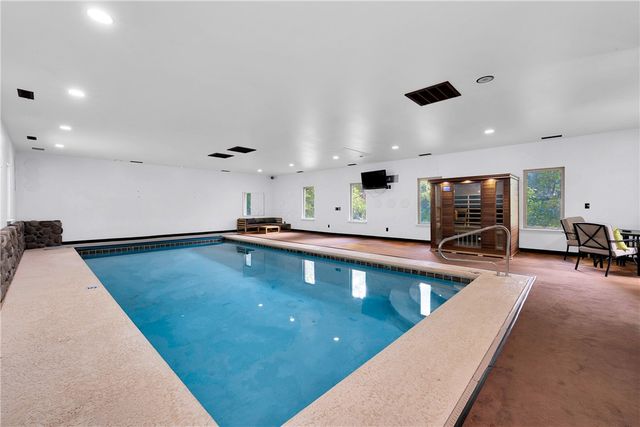 10 Spring Valley Road, Bentonville, AR 72712