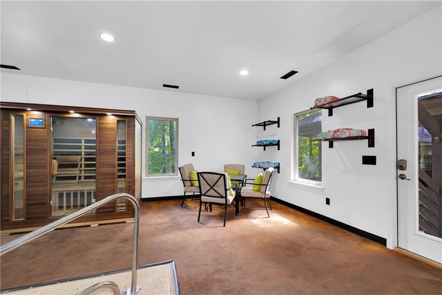 10 Spring Valley Road, Bentonville, AR 72712