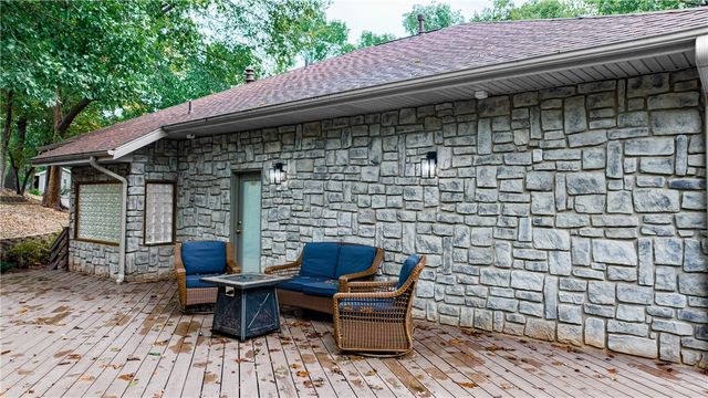 10 Spring Valley Road, Bentonville, AR 72712