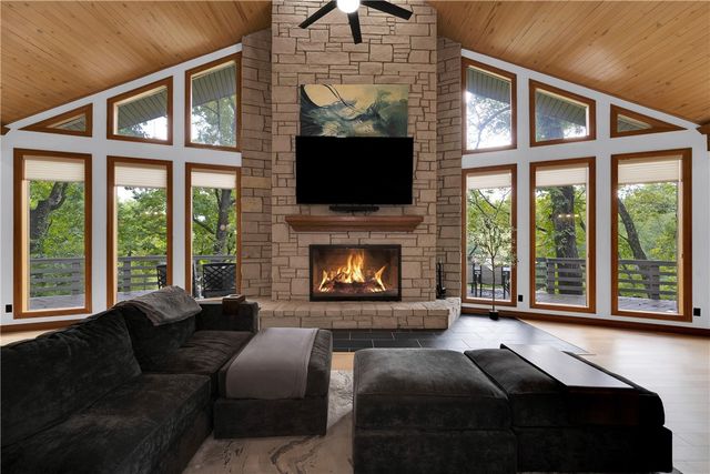 10 Spring Valley Road, Bentonville, AR 72712