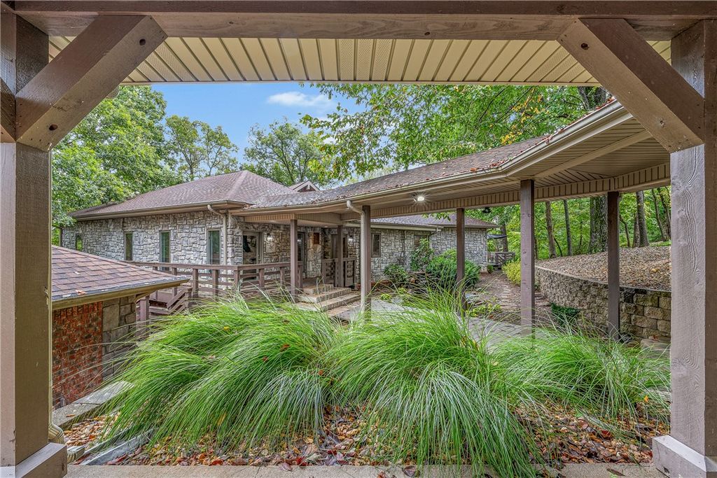 10 Spring Valley Road, Bentonville, AR 72712