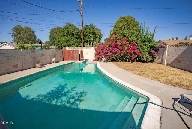 7511 Shoup Avenue, Los Angeles, CA 91307