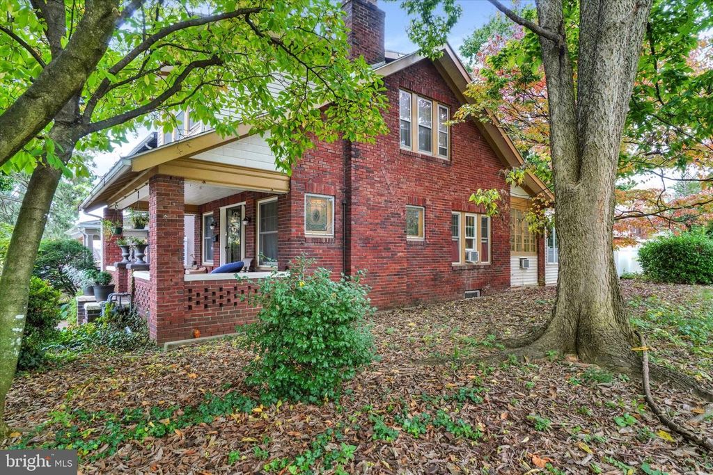 Image 2 of property listing at 16 N KEESEY ST, York, PA 17402