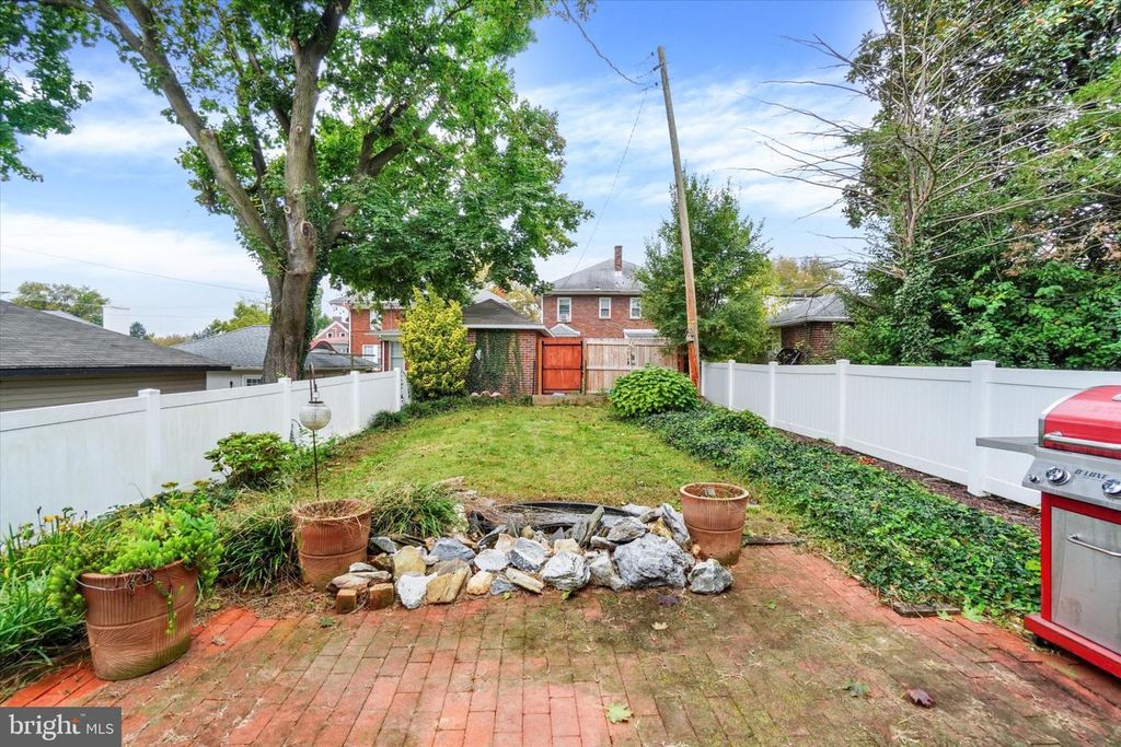 Image 23 of property listing at 16 N KEESEY ST, York, PA 17402