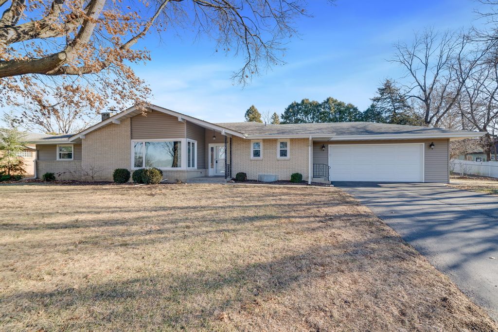 Image 1 of property listing at 2209 Edgebrook Drive, Rockford, IL 61107