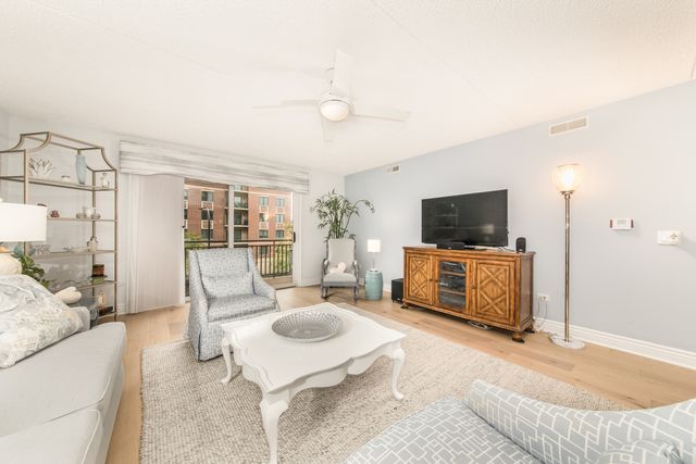 10 S Wille Street 303, Mount Prospect, IL 60056