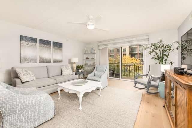 10 S Wille Street 303, Mount Prospect, IL 60056