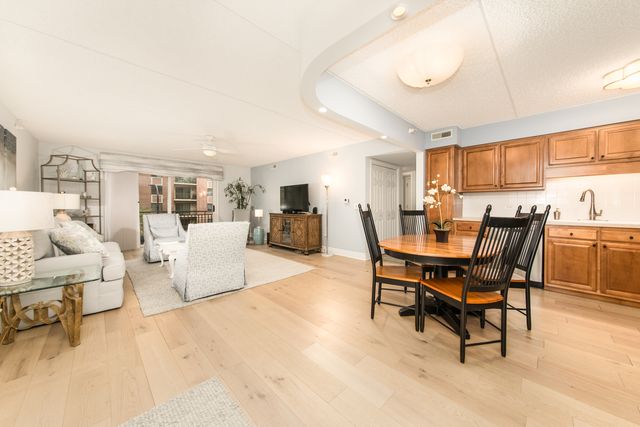 10 S Wille Street 303, Mount Prospect, IL 60056