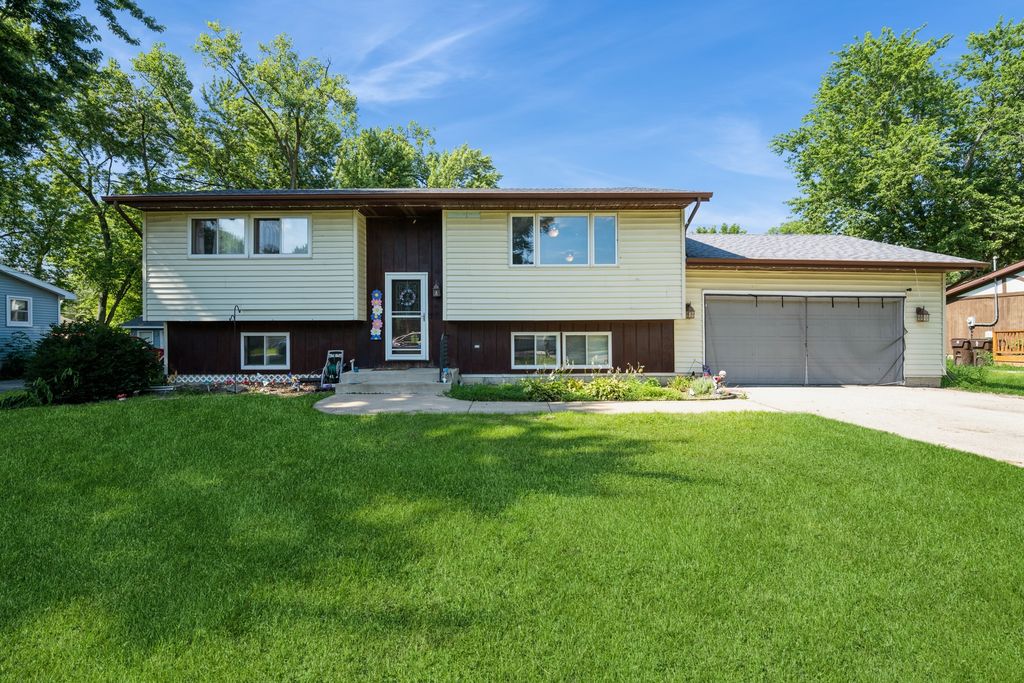 4910 Willow Lane, Mchenry, IL 60050
