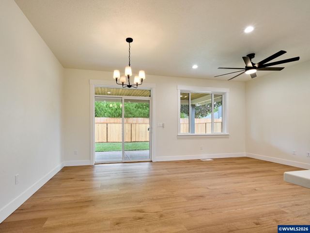 2589 N Lydia Lp, Hubbard, OR 97032