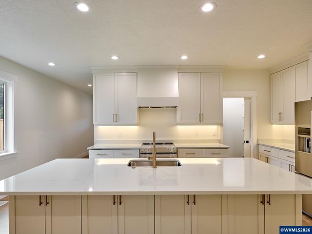 2589 N Lydia Lp, Hubbard, OR 97032