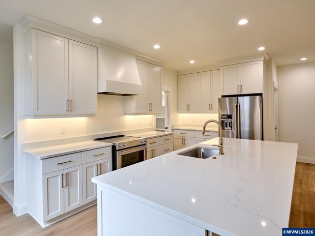 2589 N Lydia Lp, Hubbard, OR 97032