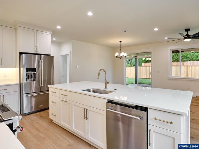 2589 N Lydia Lp, Hubbard, OR 97032