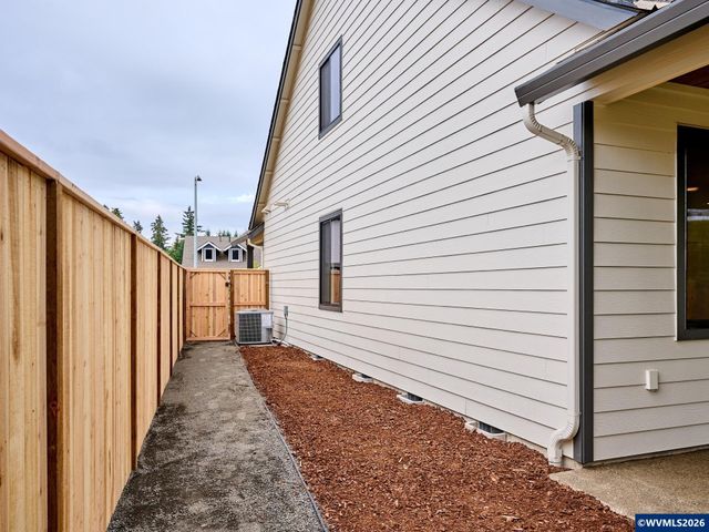 2589 N Lydia Lp, Hubbard, OR 97032