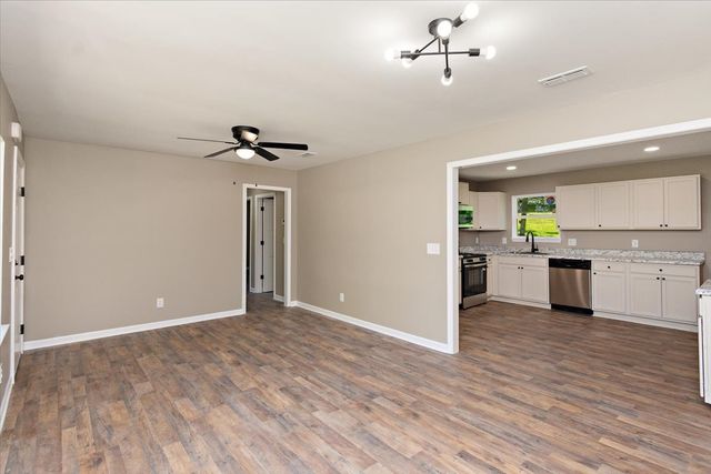 309 Rickenbacker Dr, Tullahoma, TN 37388
