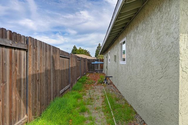 57 Kennelford Cir, Sacramento, CA 95823