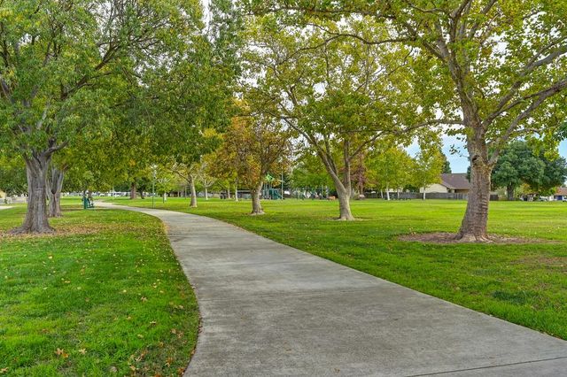 57 Kennelford Cir, Sacramento, CA 95823