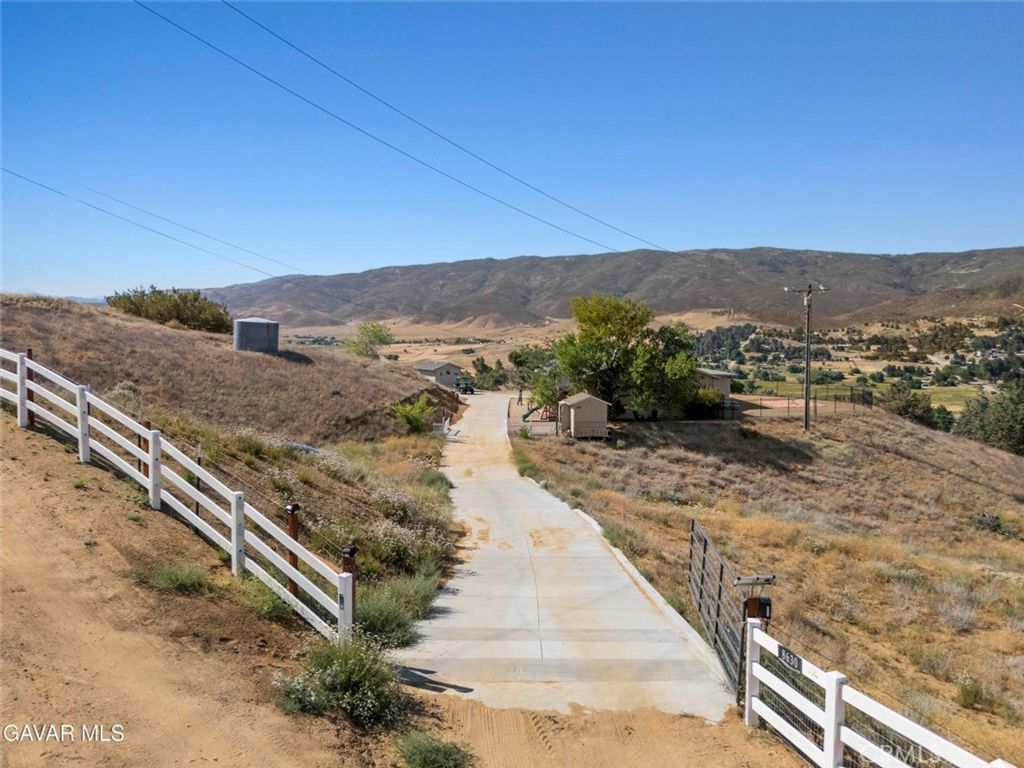 Image 12 of property listing at 8630 Penhaven, Leona Valley, CA 93551