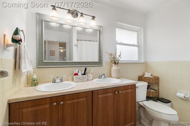20200 Shores Street, Saint Clair Shores, MI 48080