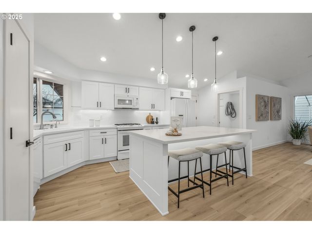 257 Sw NANCY Cir, Gresham, OR 97030