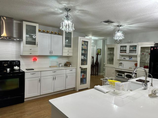 5010 WOODSTONE Circle N, Lake Worth, FL 33463